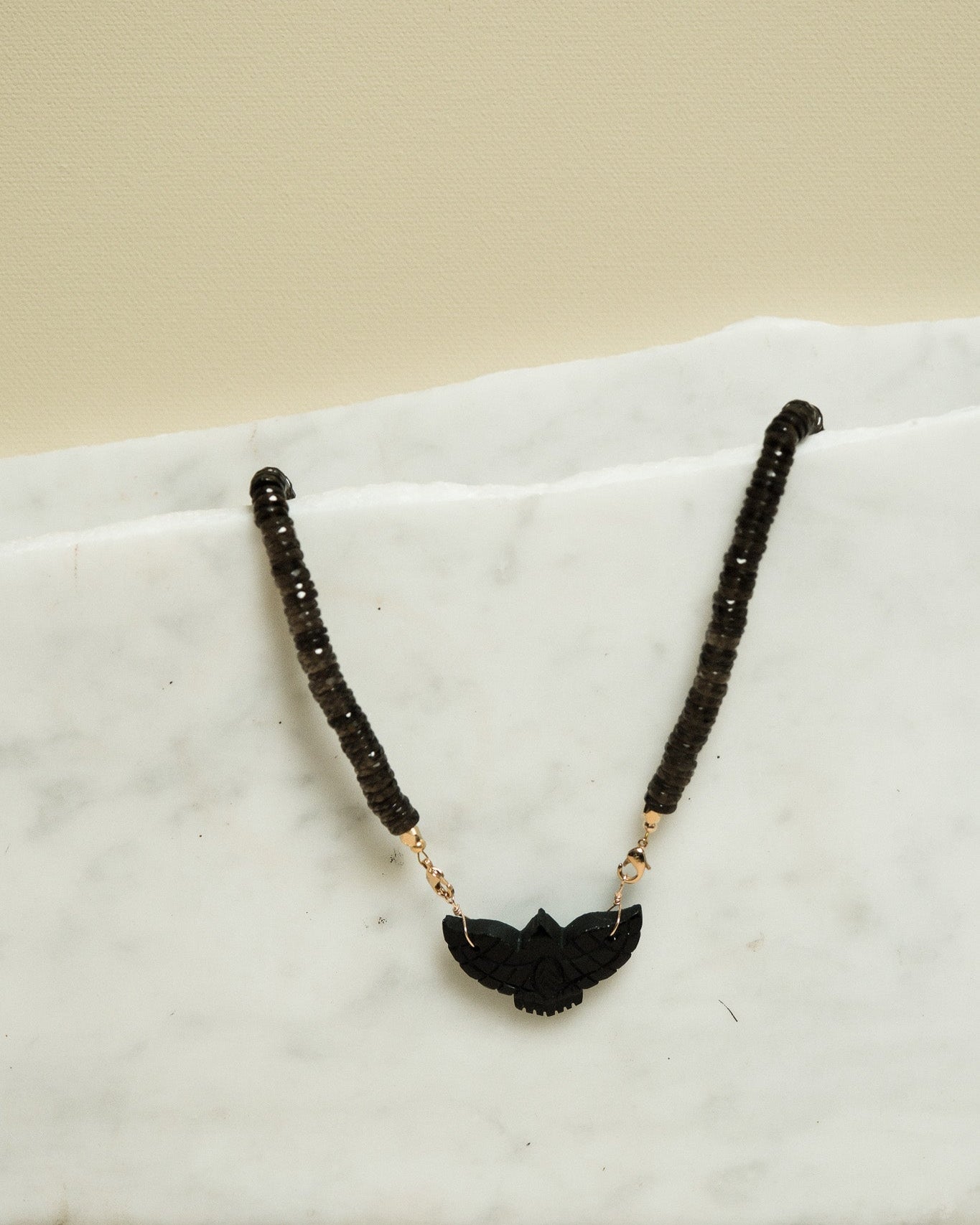 Collier aigle sculpté et perles heishi facettées en pierres semi-précieuses - Apprêts dorés à l'or fin 24 carats