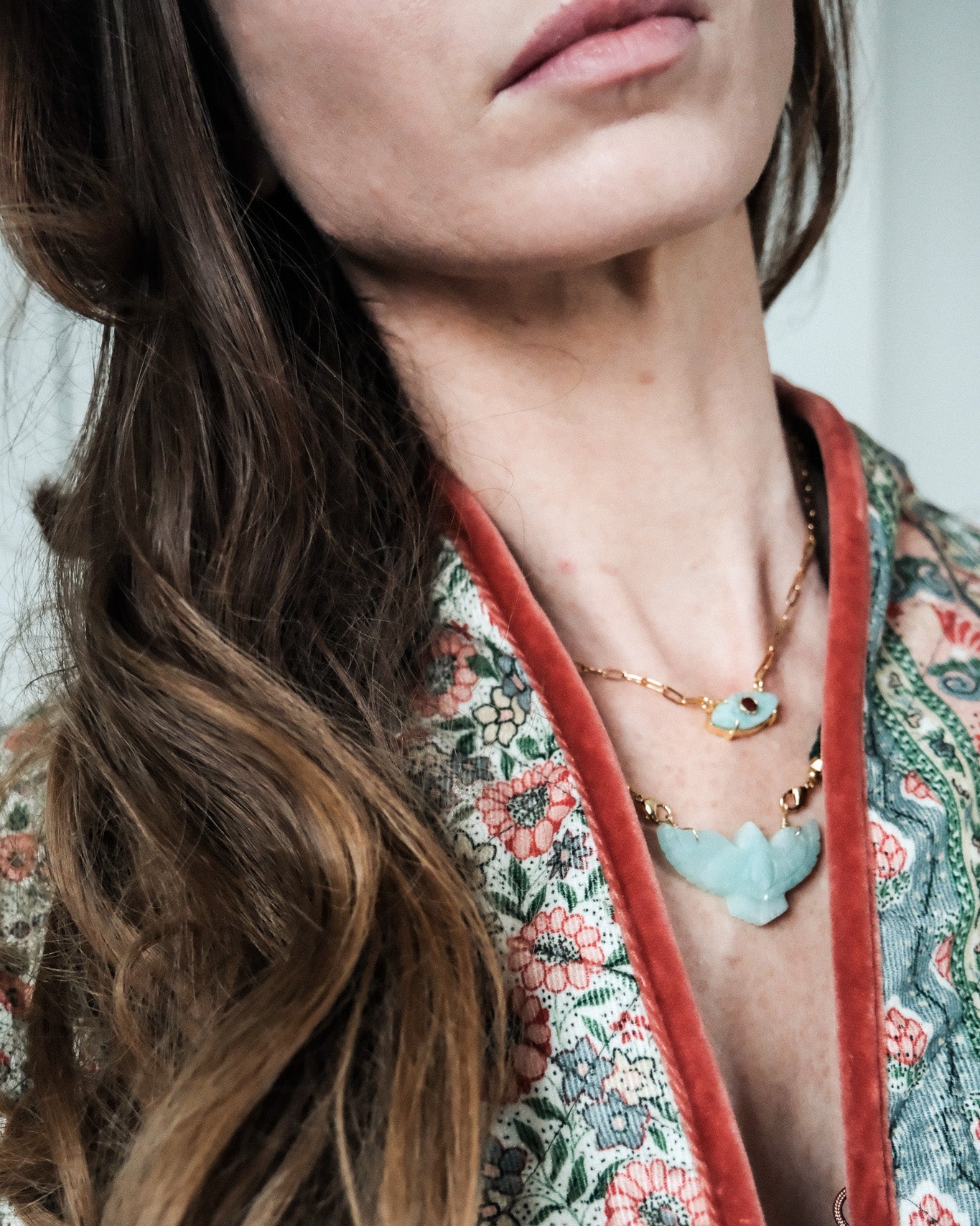 Collier œil en pierre semi précieuse sur chaine trombone dorée à l'or fin 24 carats