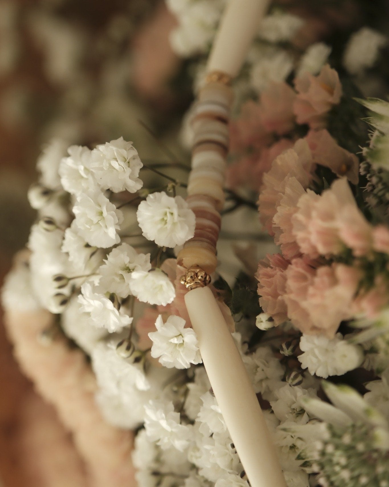 Collier en os et coquillages d’eau douce sur fleurs blanches – bijou doré Atelier Veda