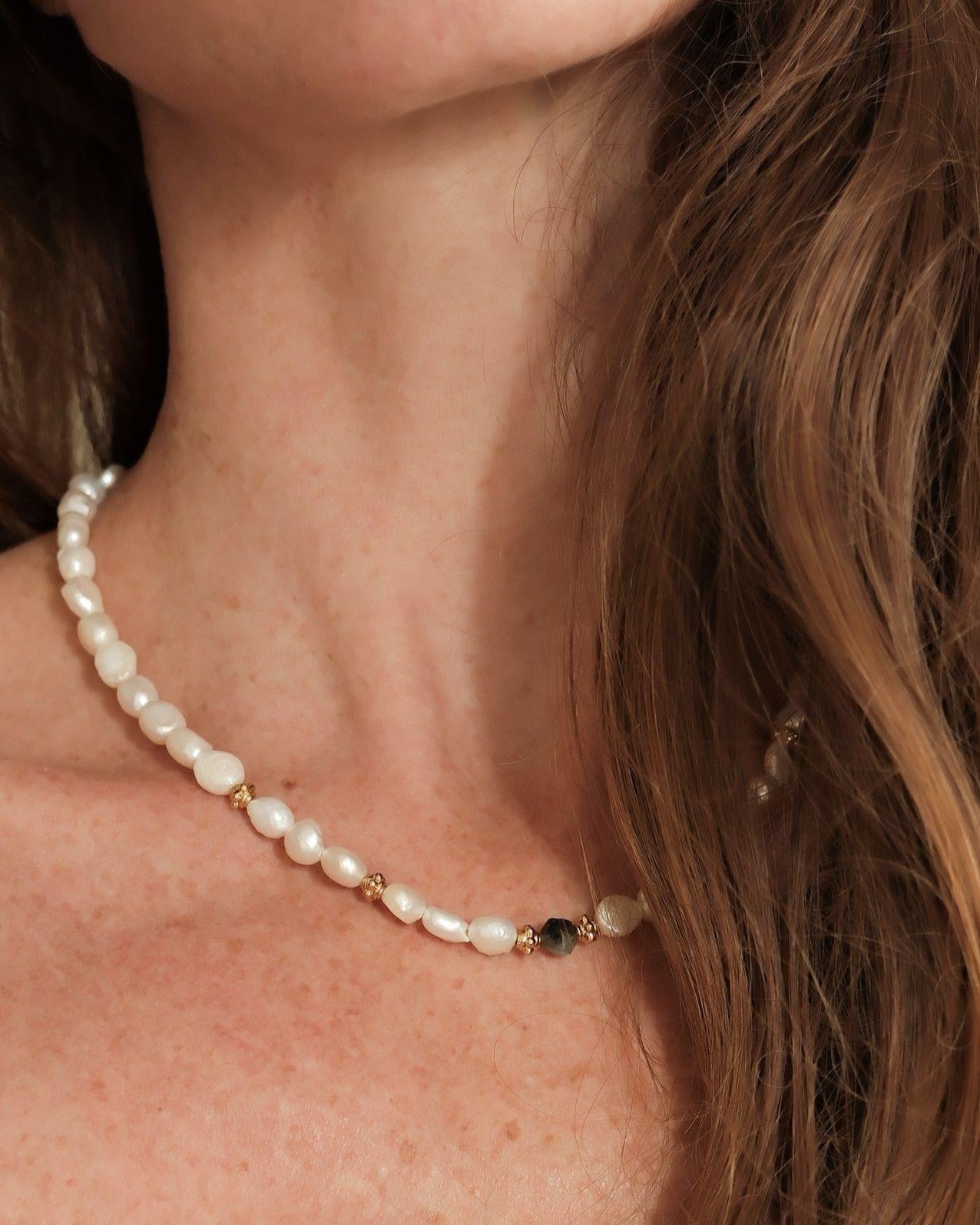 Collier en perles d'eau douce et labradorite porté sur femme