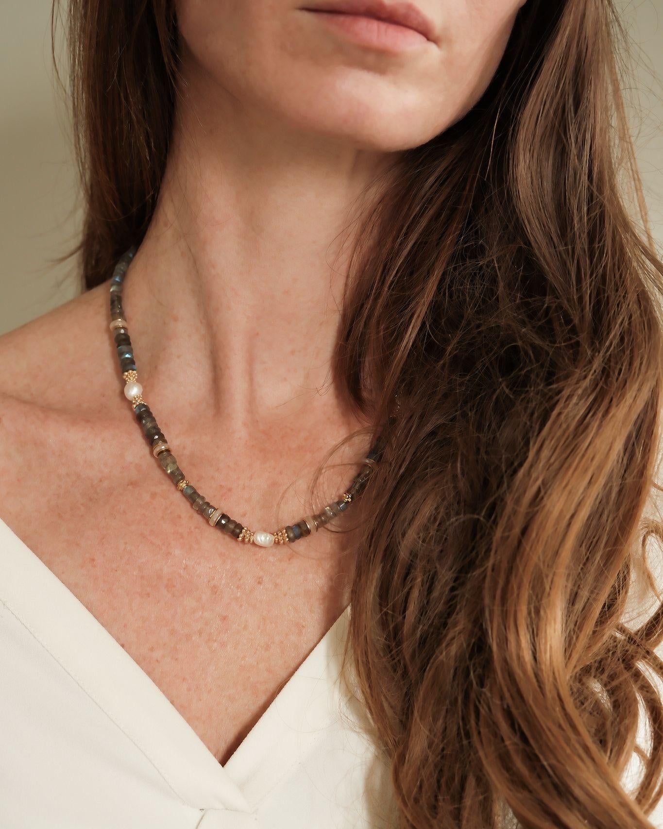 Collier en perles de labradorite heishi en labradorite porté sur femme aux cheveux longs