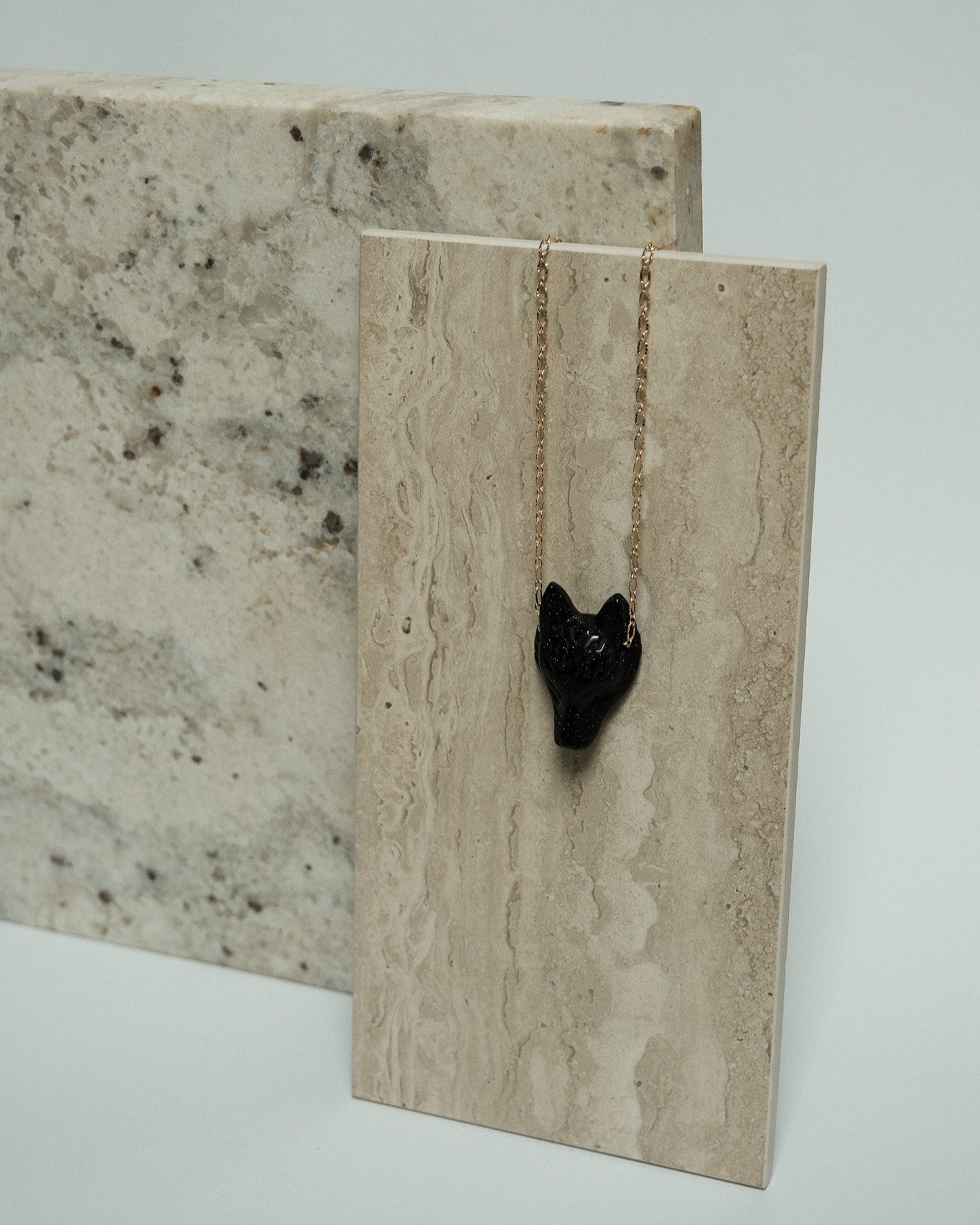 Collier tête de loup en pierre sur chaine dentelle fine dorée à l'or fin 24 carats