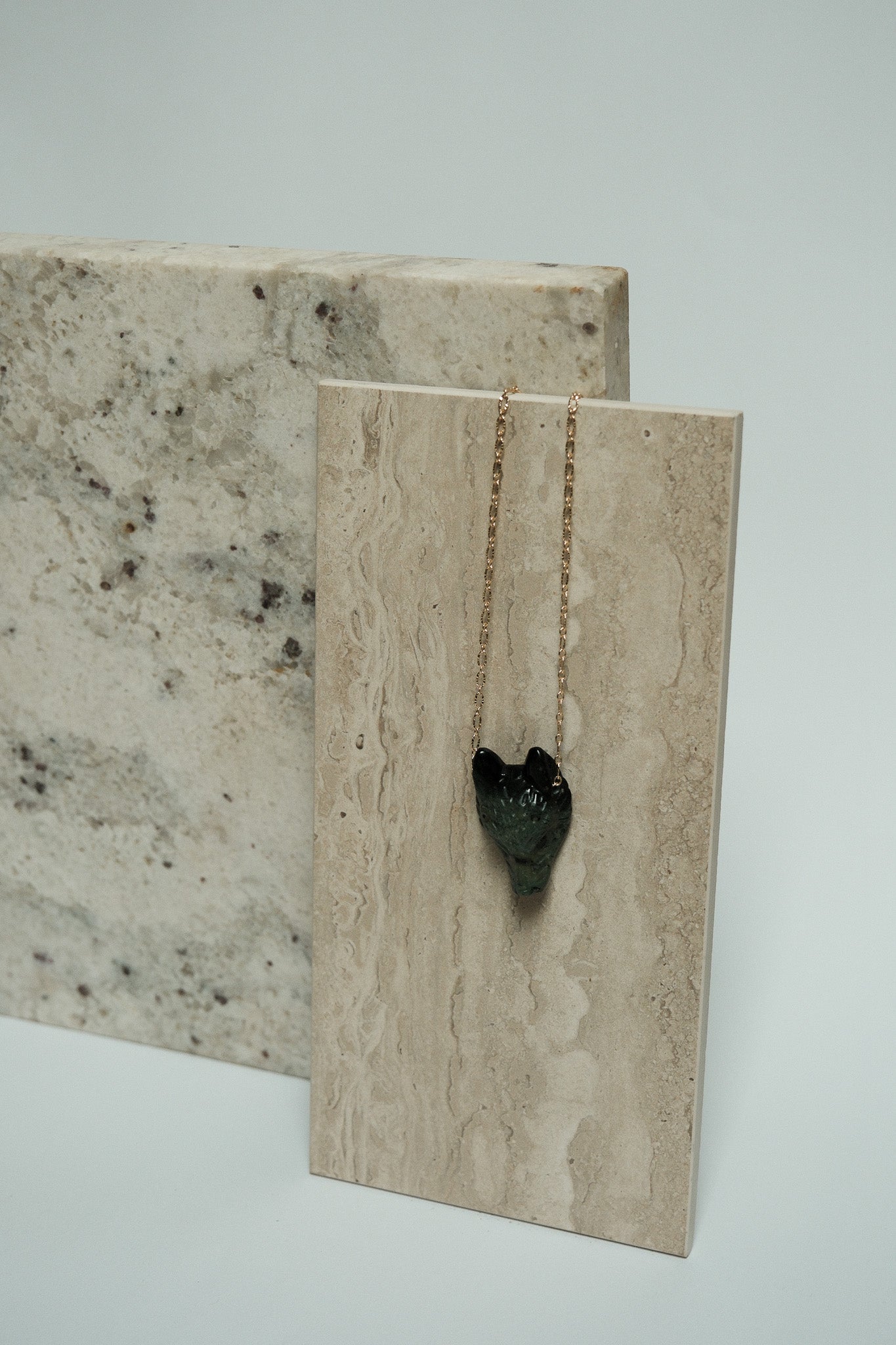 Collier tête de loup en pierre sur chaine dentelle fine dorée à l'or fin 24 carats