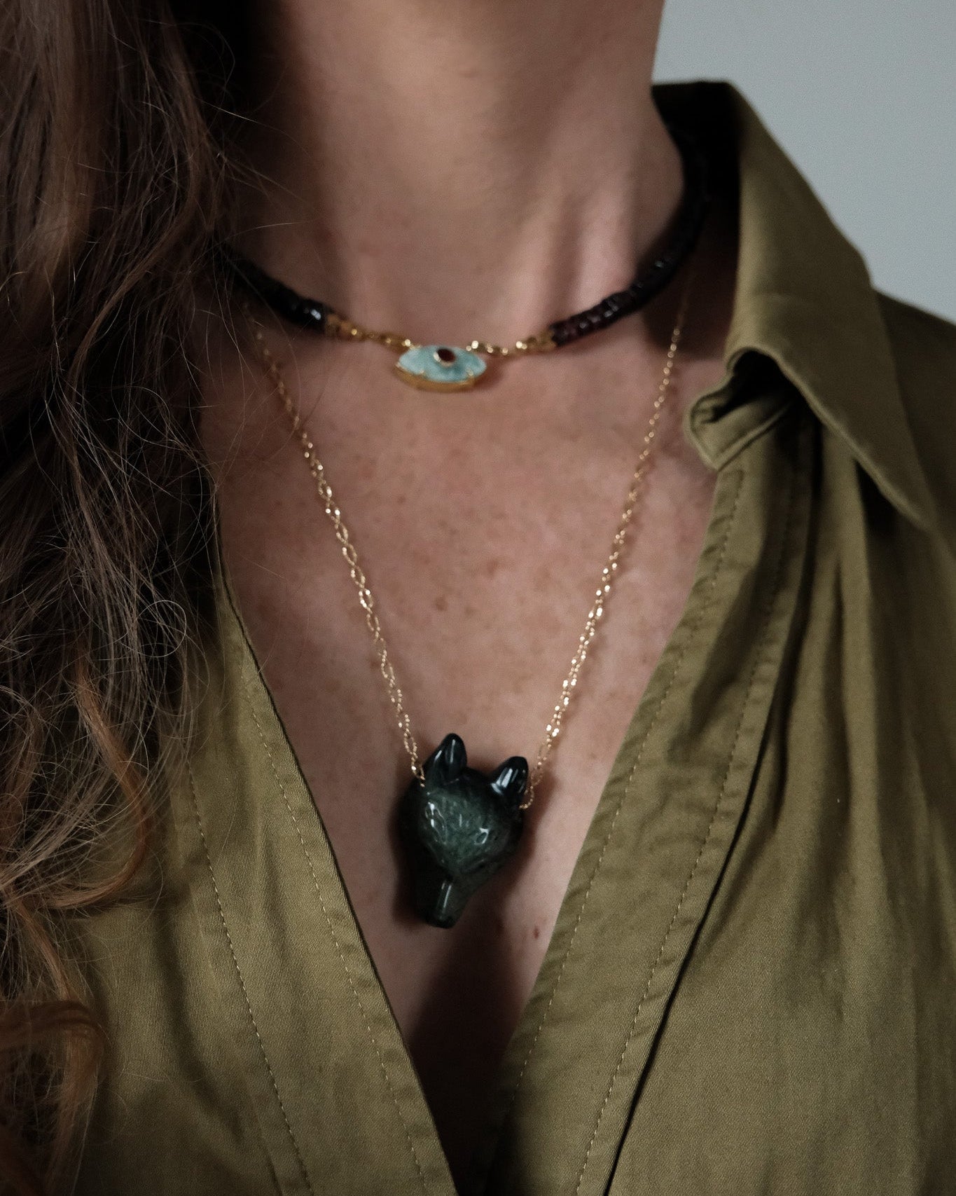 Collier tête de loup en pierre sur chaine dentelle fine dorée à l'or fin 24 carats