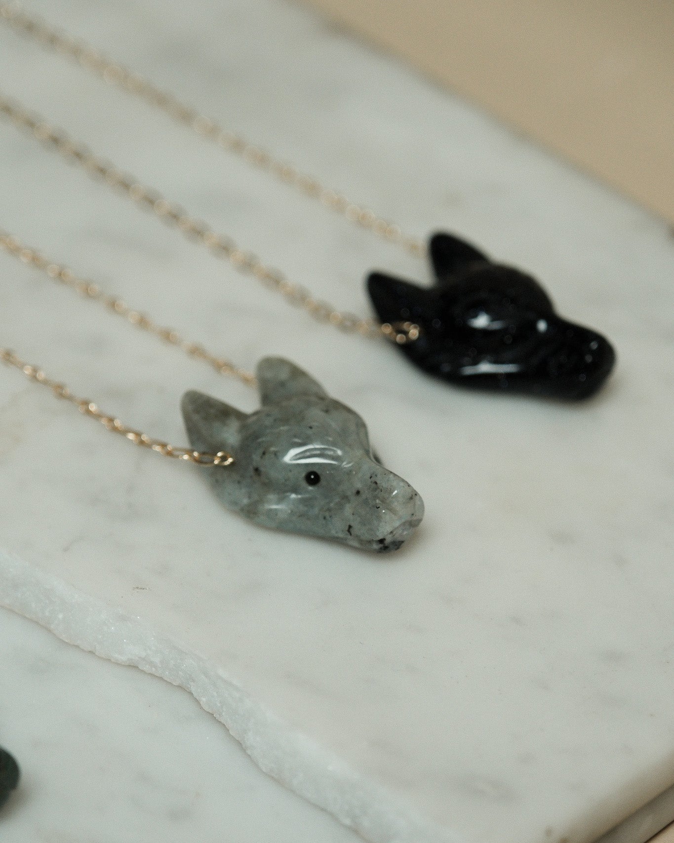Collier tête de loup en pierre sur chaine dentelle fine dorée à l'or fin 24 carats