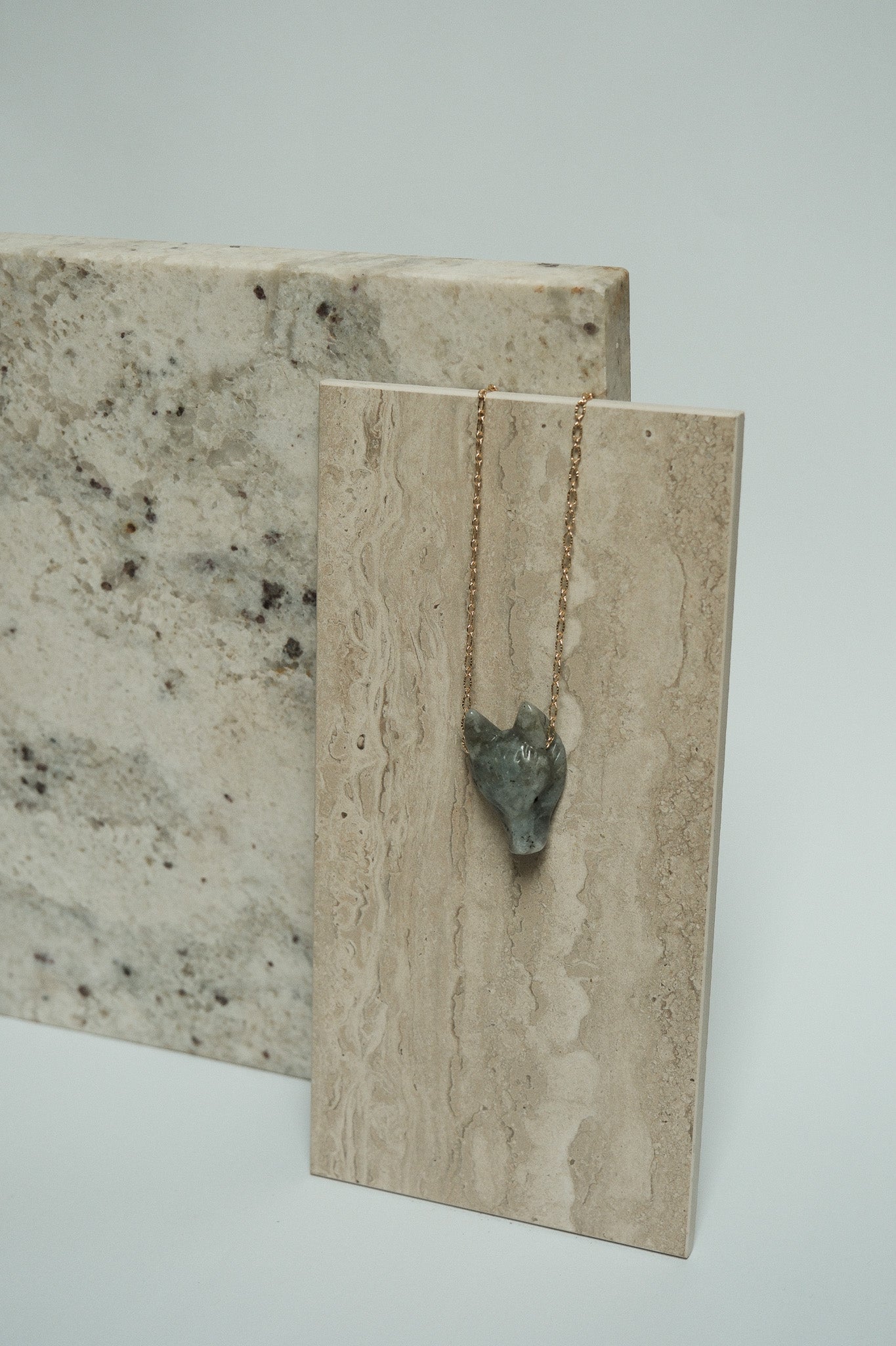 Collier tête de loup en pierre sur chaine dentelle fine dorée à l'or fin 24 carats