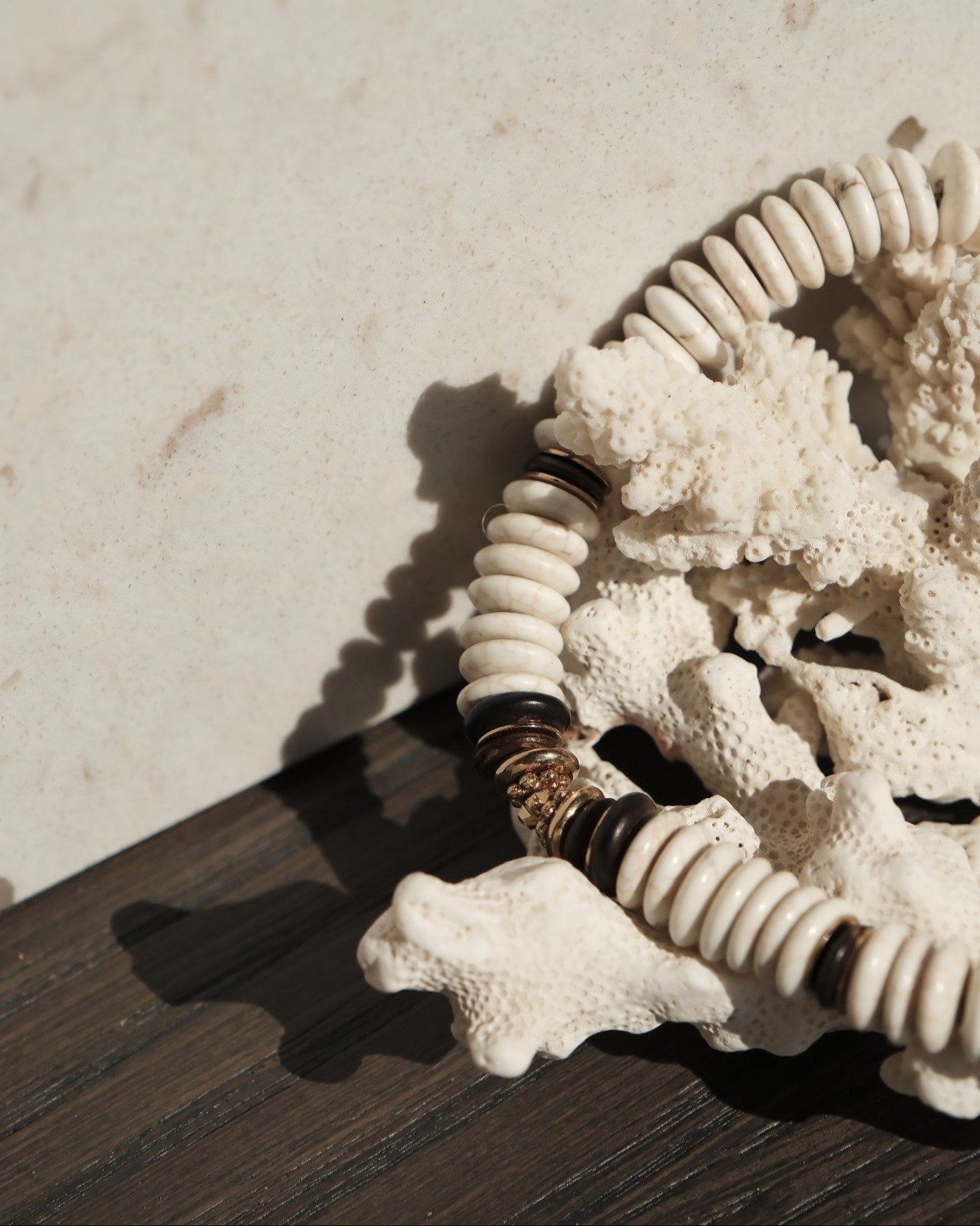 Collier en perles de magnésite blanche, bois et rondelles dorées sur fond de corail – Atelier Veda