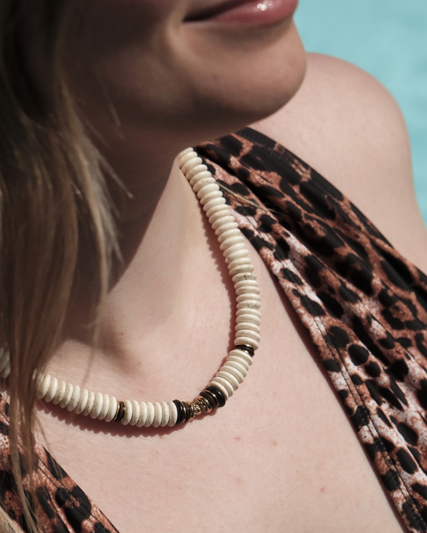 Femme portant un collier en magnésite et bois doré à l’or fin – bijou artisanal Atelier Veda, fait main