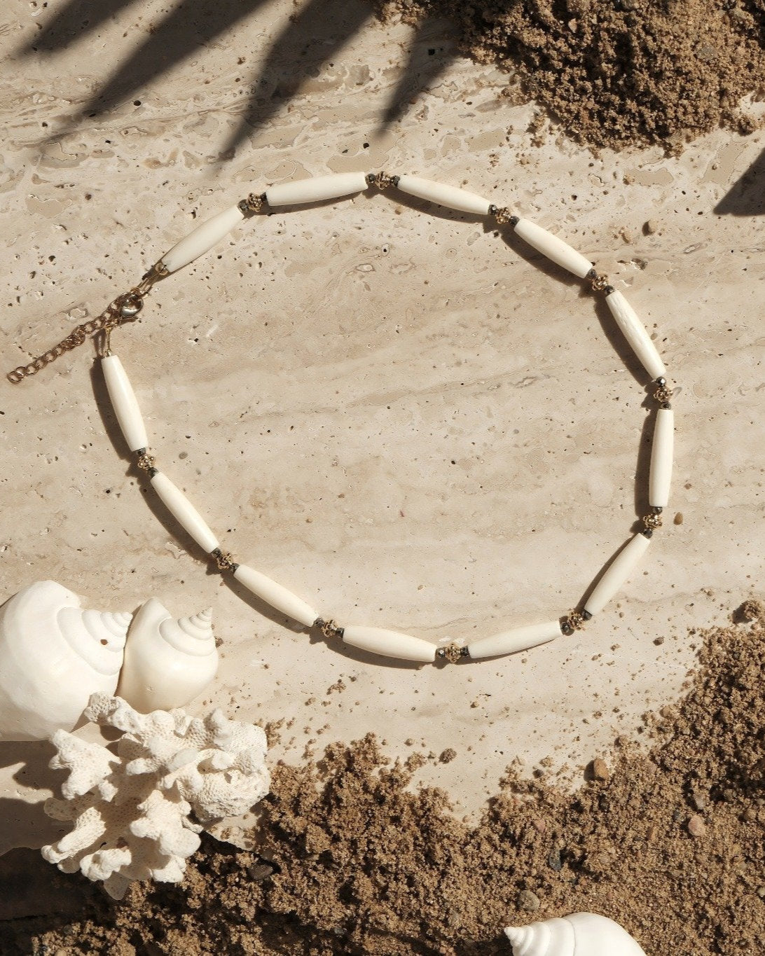 Colliers en perles naturelles blanches, pyrite et dorure or fin – bijoux Atelier Veda