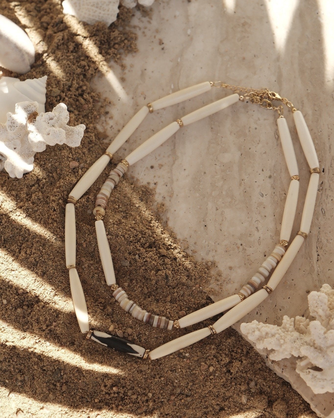 Collier en perles d’os avec perle centrale du Kenya et dorures à l’or fin – création artisanale Atelier Veda