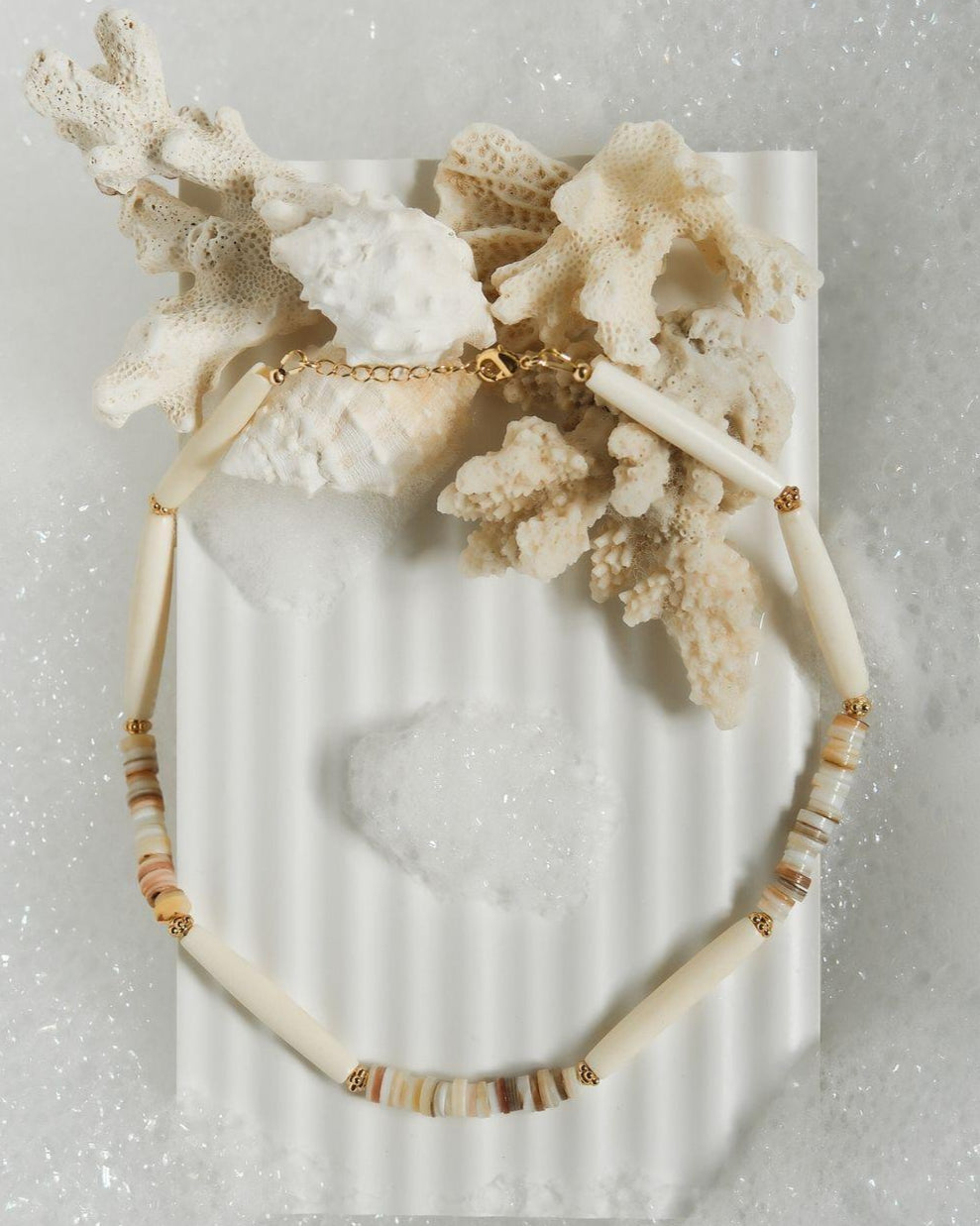 Collier en perles d'os et de coquillage d'eau douce, agrémenté de perles dorées à l'or fin