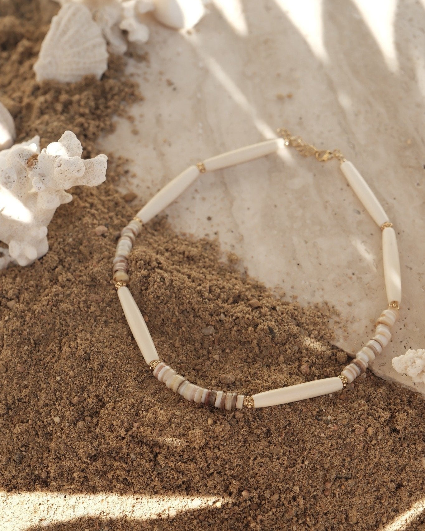 Collier coquillage et os naturel – doré à l’or fin, photographie style plage – Atelier Veda