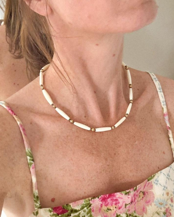 Collier en os de buffle avec pyrite brillantes et détails perles dorées à l'or fin
