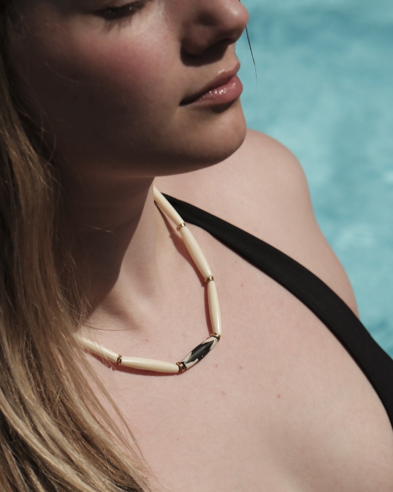 Collier artisanal en os et perle kenyane – bijou doré à l’or fin, fait main