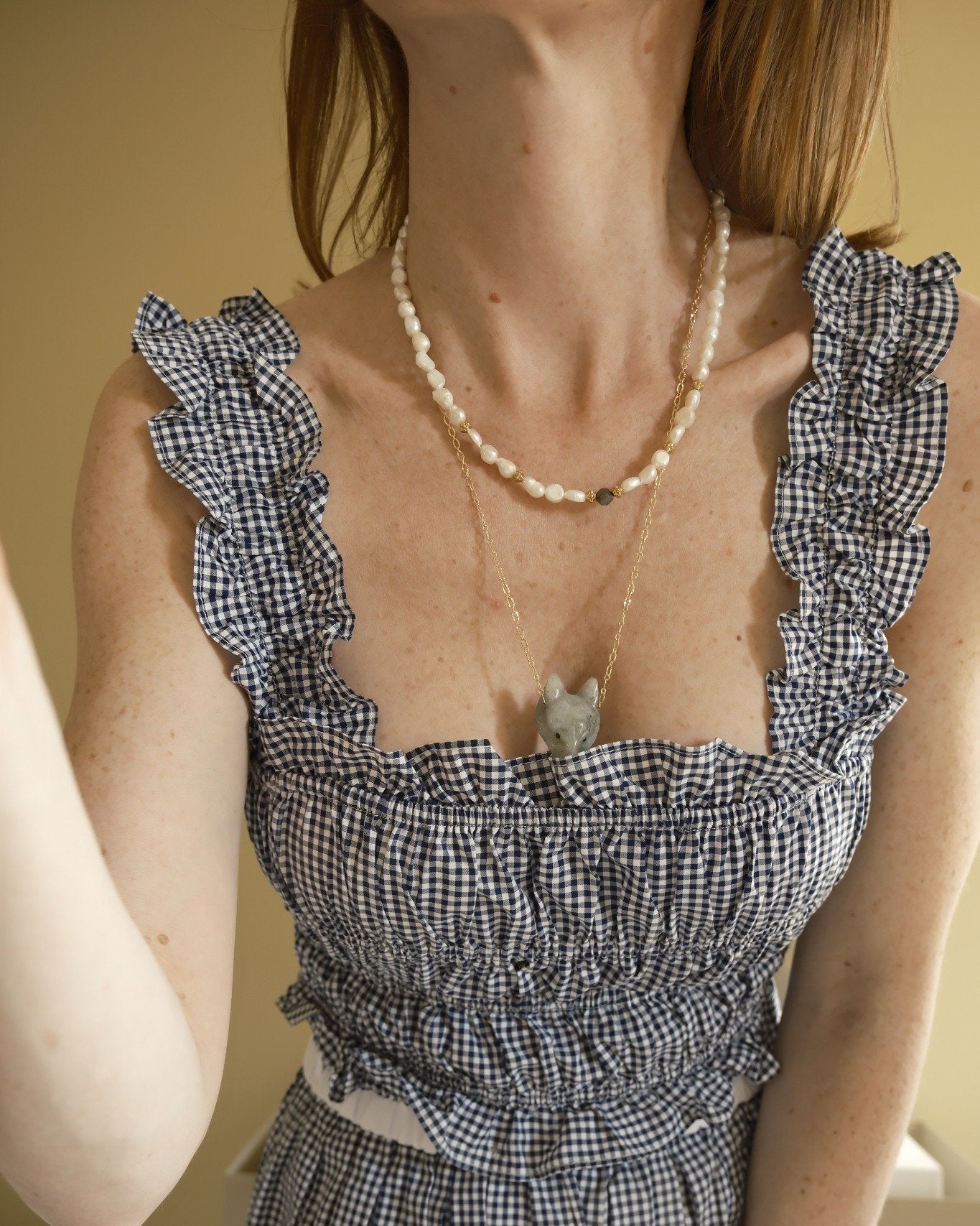Collier en perles d'eau douce avec apprêts dorés à l'or fin et perle labradorite porté sur femme