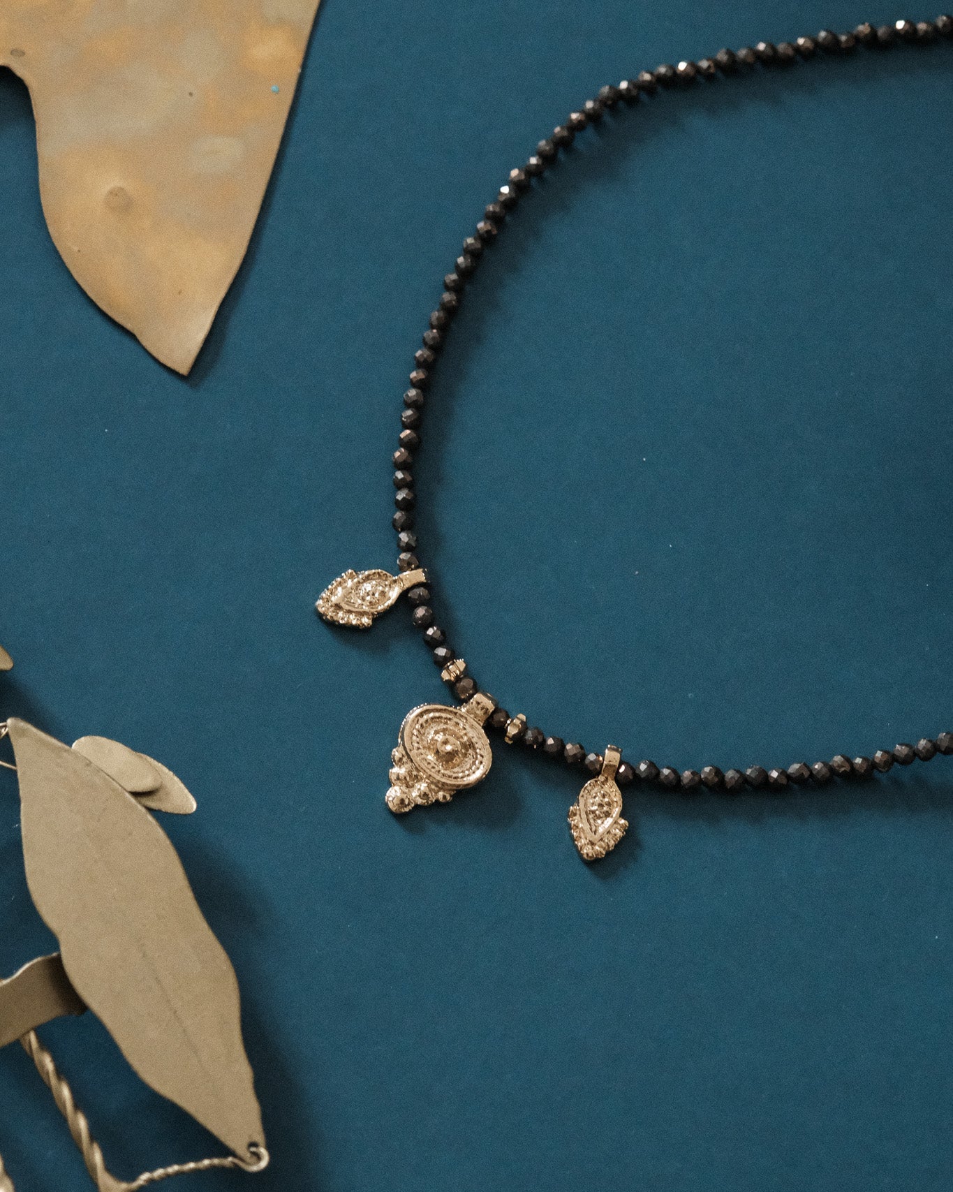Collier avec pendentifs indiens et perles de Pyrite - Pendentifs et apprêts dorés à l’or fin 24 carats