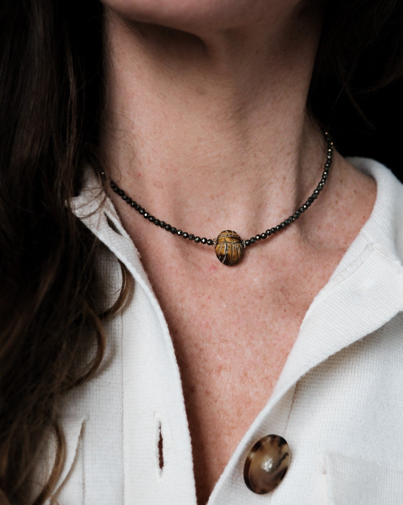 Collier scarabée pierre fine et perles de Pyrite - Apprêts dorés à l'or fin 24 carats
