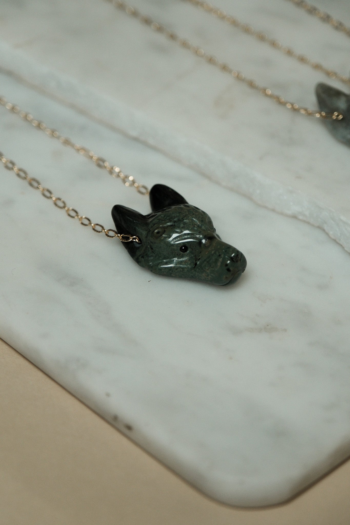 Collier tête de loup en pierre sur chaine dentelle fine dorée à l'or fin 24 carats
