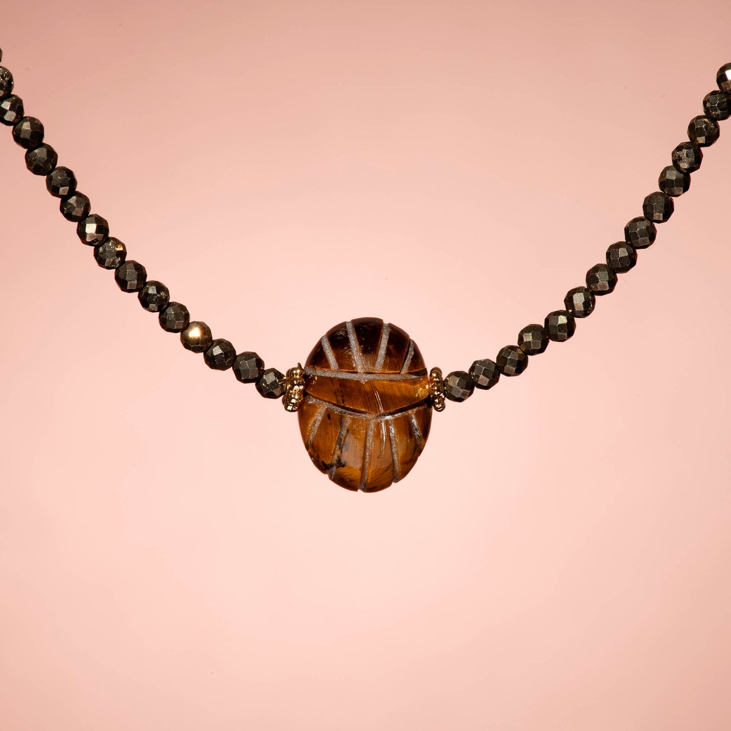 Collier scarabée pierre fine et perles de Pyrite - Apprêts dorés à l'or fin 24 carats