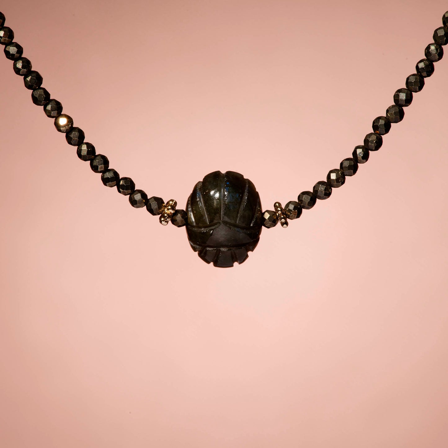 Collier scarabée pierre fine et perles de Pyrite - Apprêts dorés à l'or fin 24 carats