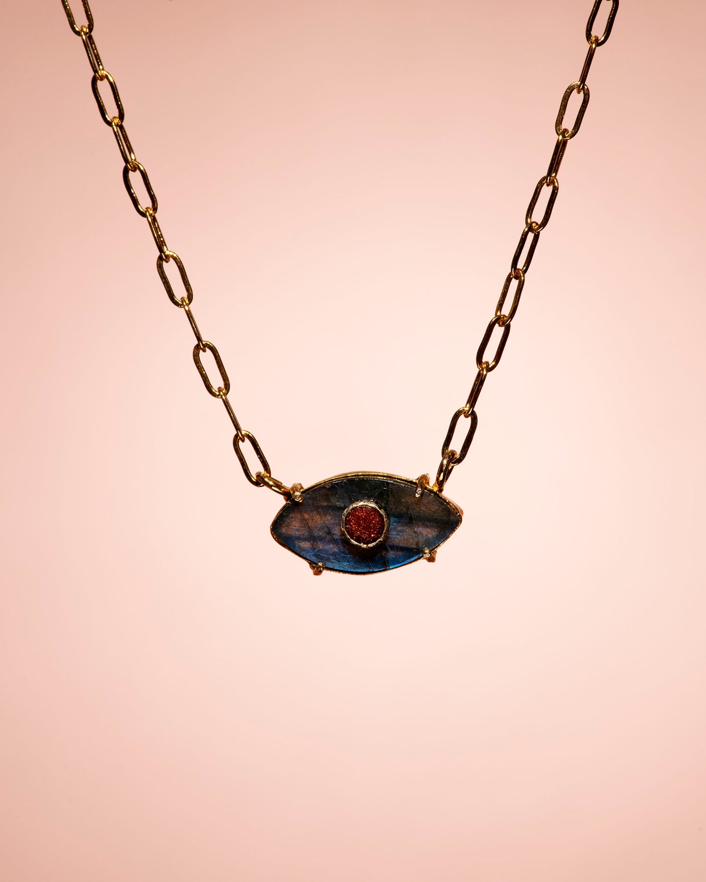 Collier œil en pierre semi précieuse sur chaine trombone dorée à l'or fin 24 carats
