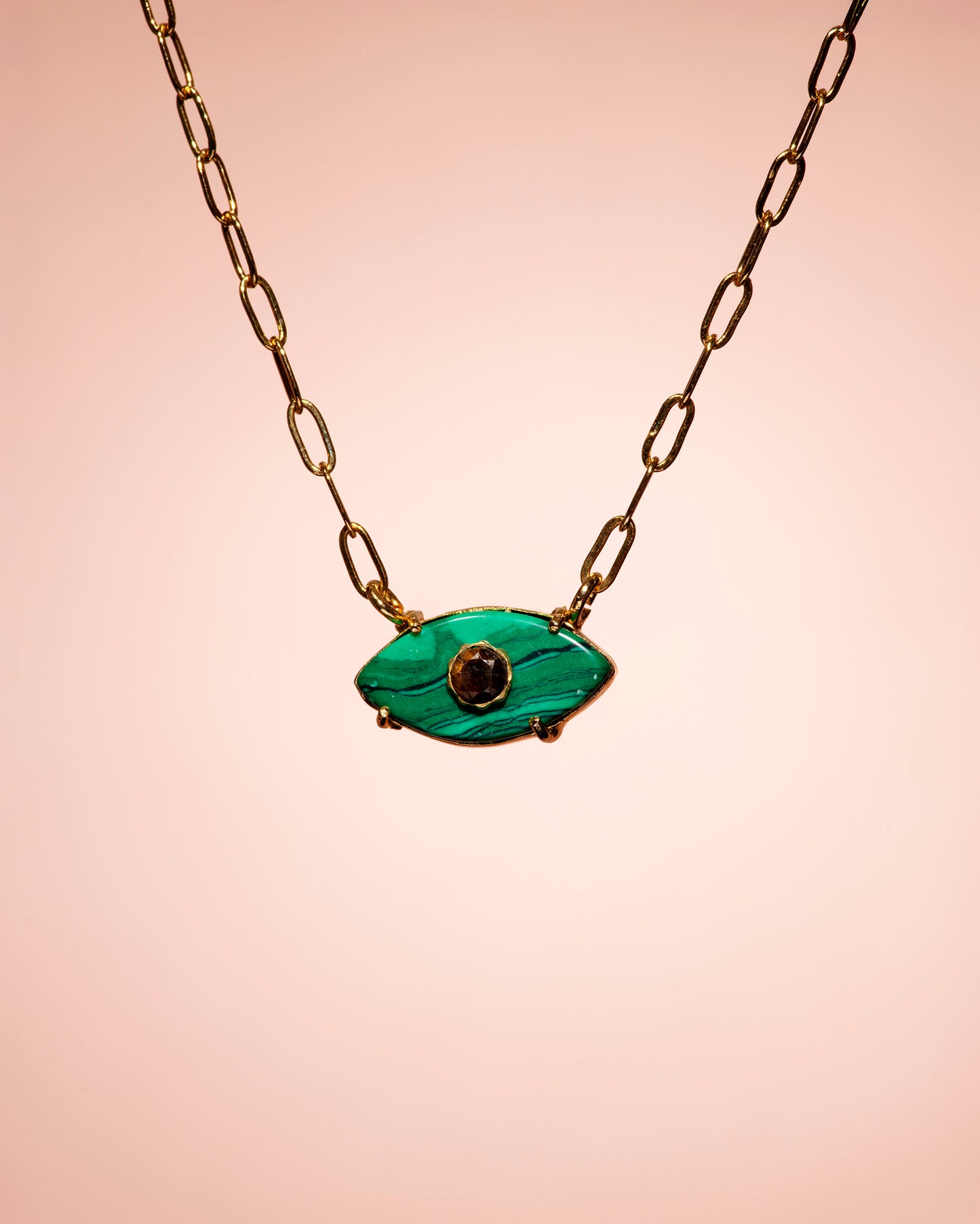 Collier œil en pierre semi précieuse sur chaine trombone dorée à l'or fin 24 carats