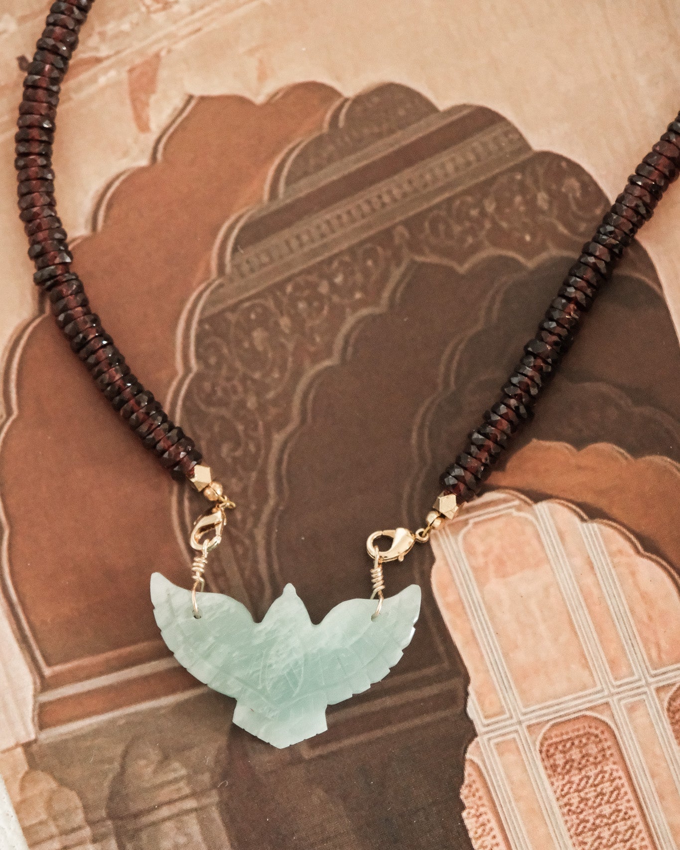 Collier aigle sculpté et perles heishi facettées en pierres semi-précieuses - Apprêts dorés à l'or fin 24 carats
