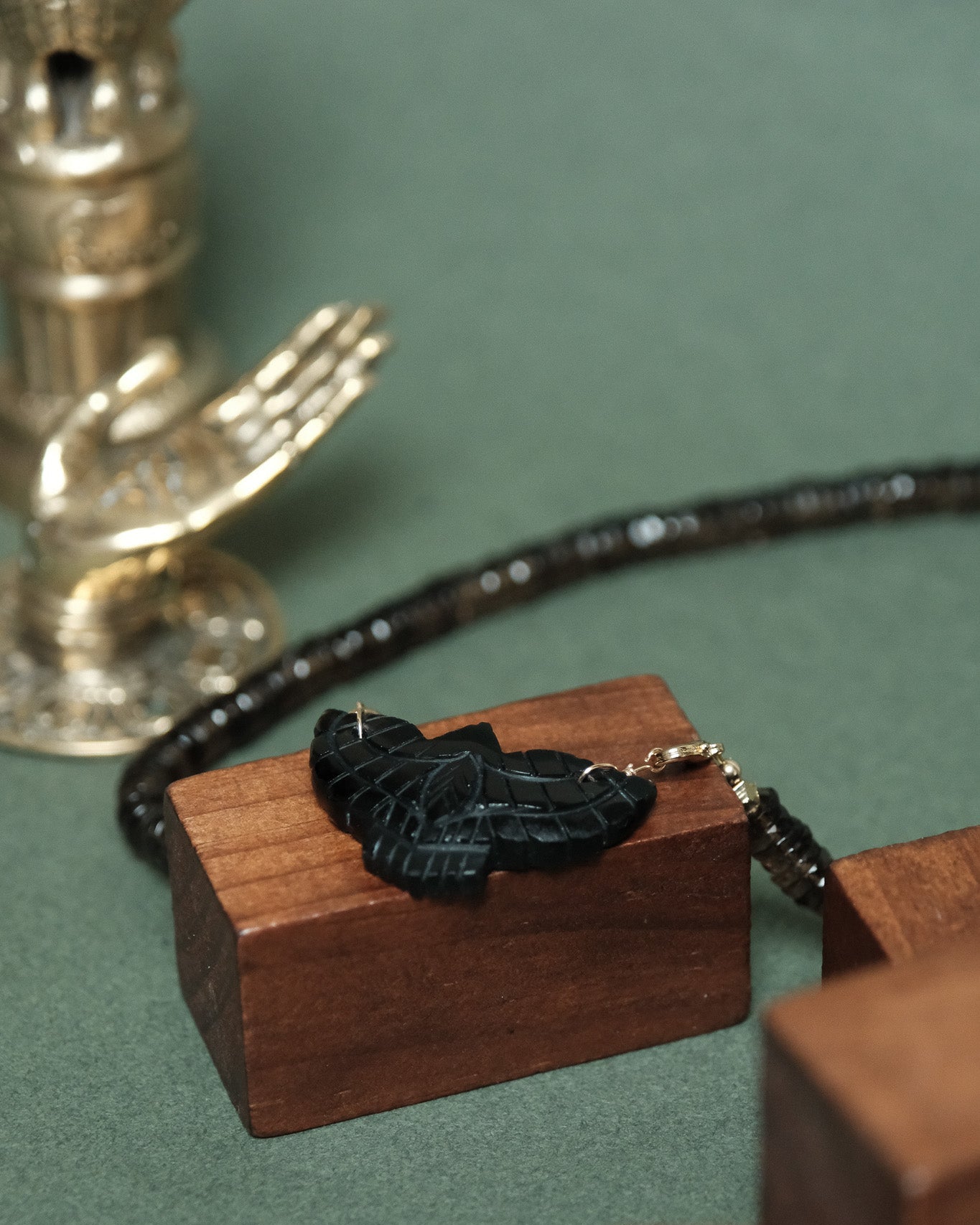 Collier aigle sculpté et perles heishi facettées en pierres semi-précieuses - Apprêts dorés à l'or fin 24 carats