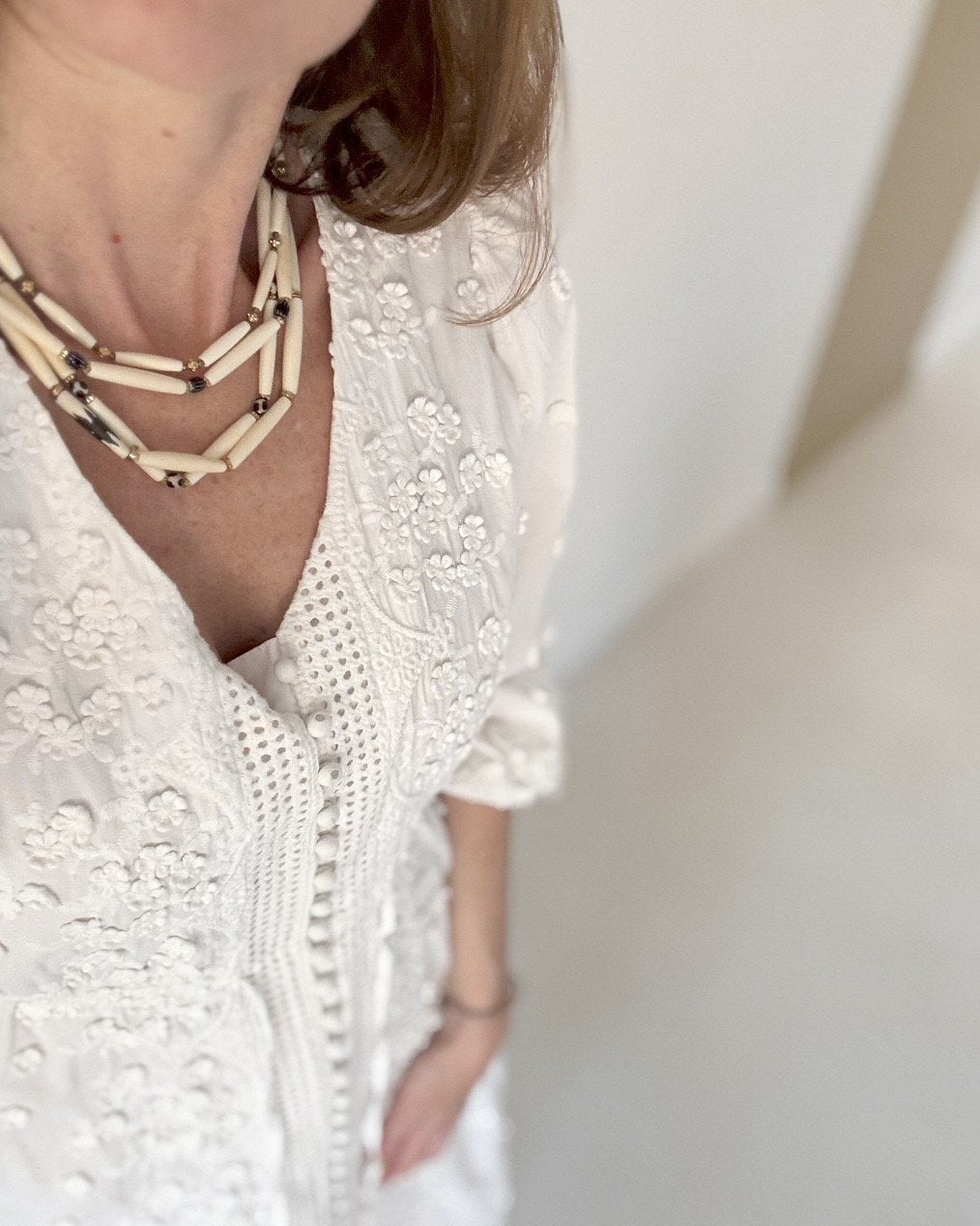 Double collier porté – perles d’os, perle centrale du Kenya et apprêts dorés – Atelier Veda