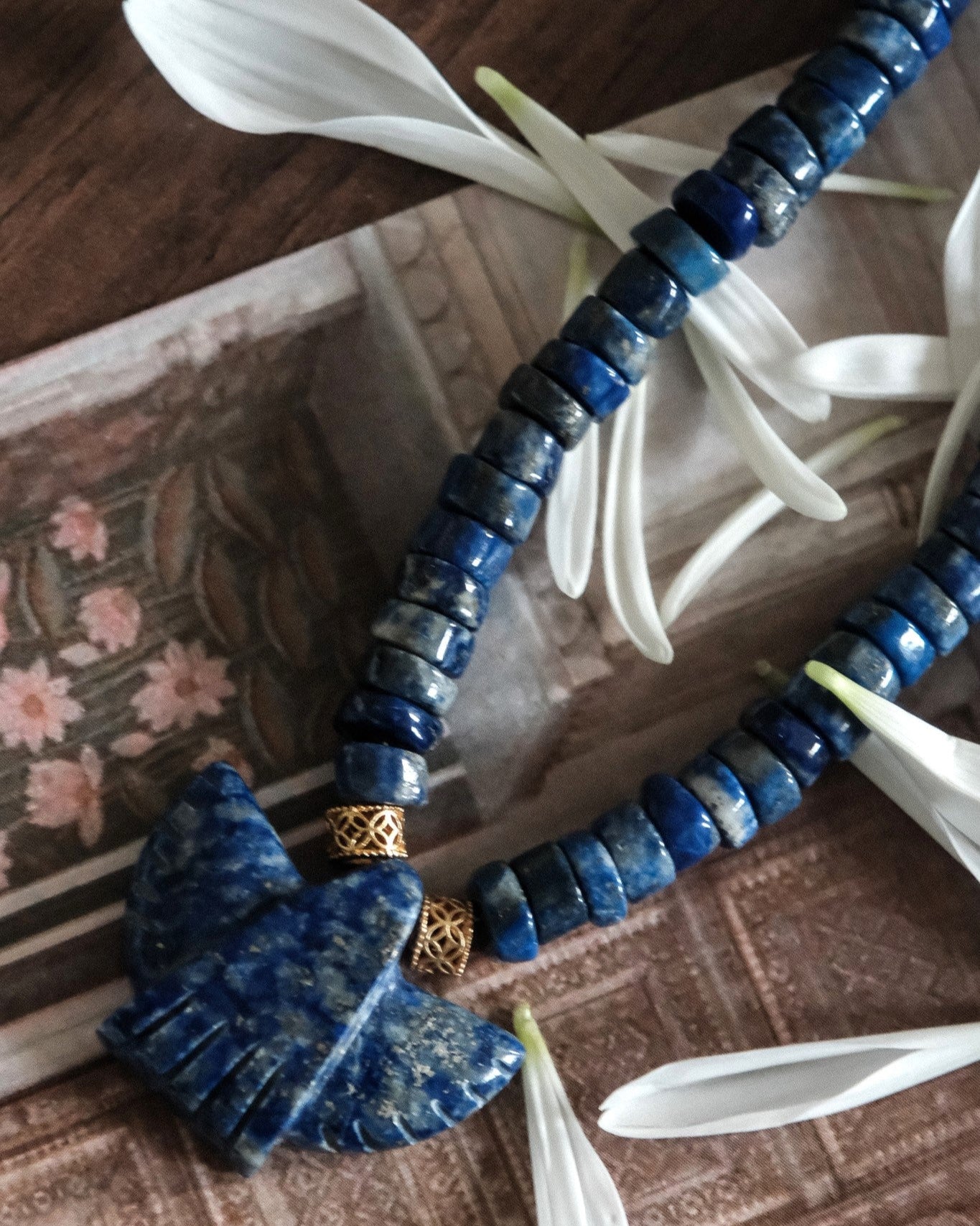 Collier aigle et perles heishi lisses en pierres semi-précieuses - Apprêts dorés 24 carats