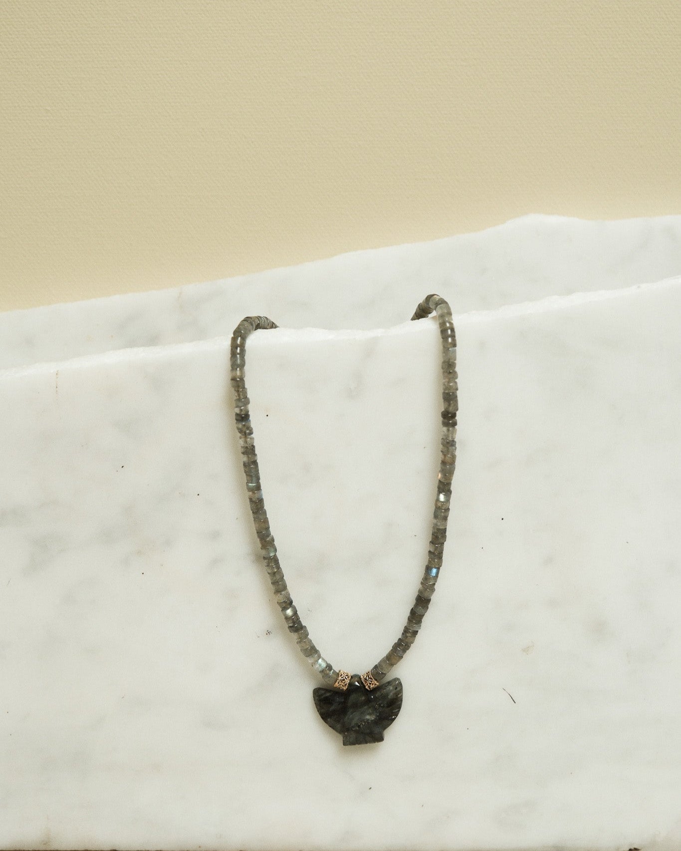 Collier aigle et perles heishi lisses en pierres semi-précieuses - Apprêts dorés 24 carats
