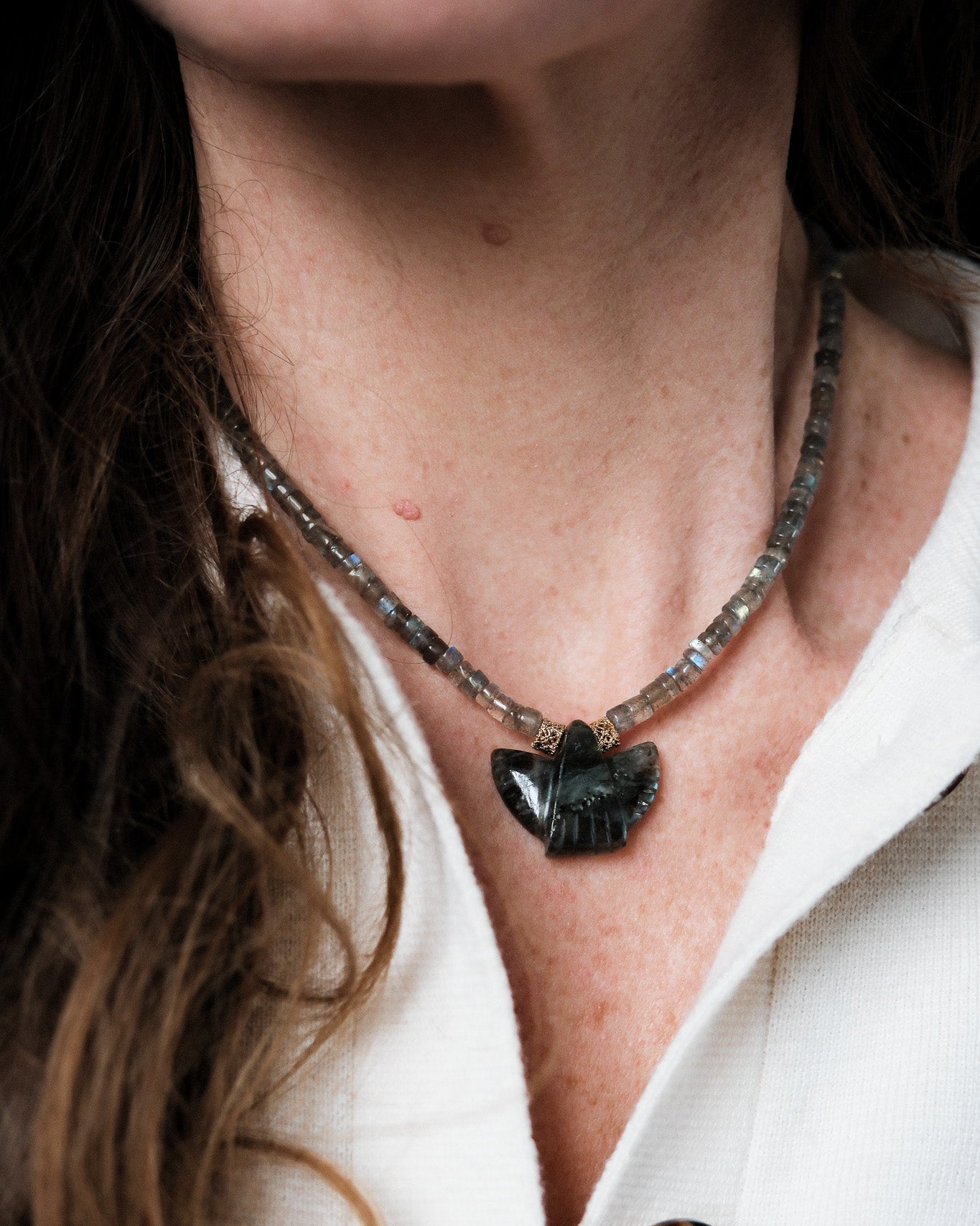 Collier aigle et perles heishi lisses en pierres semi-précieuses - Apprêts dorés 24 carats