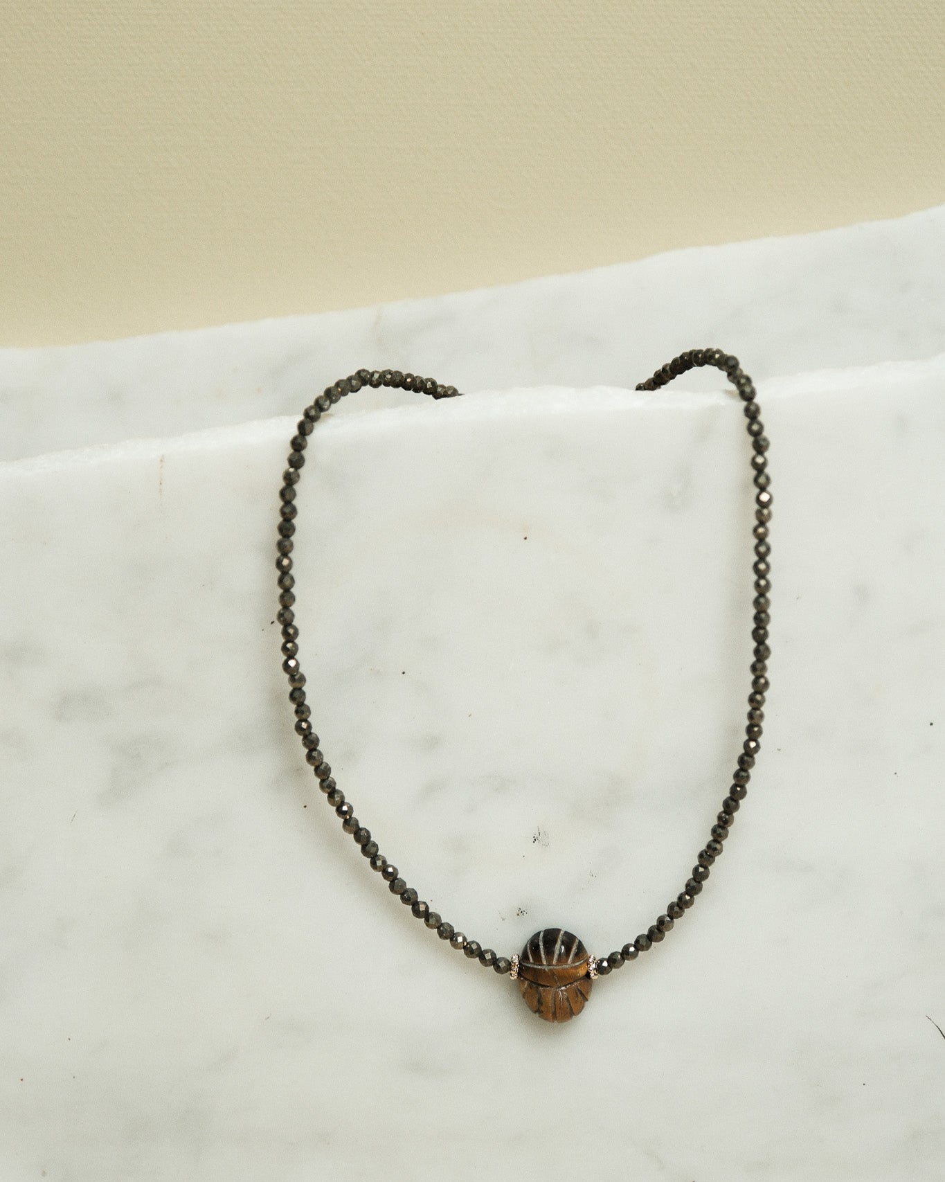 Collier scarabée pierre fine et perles de Pyrite - Apprêts dorés à l'or fin 24 carats