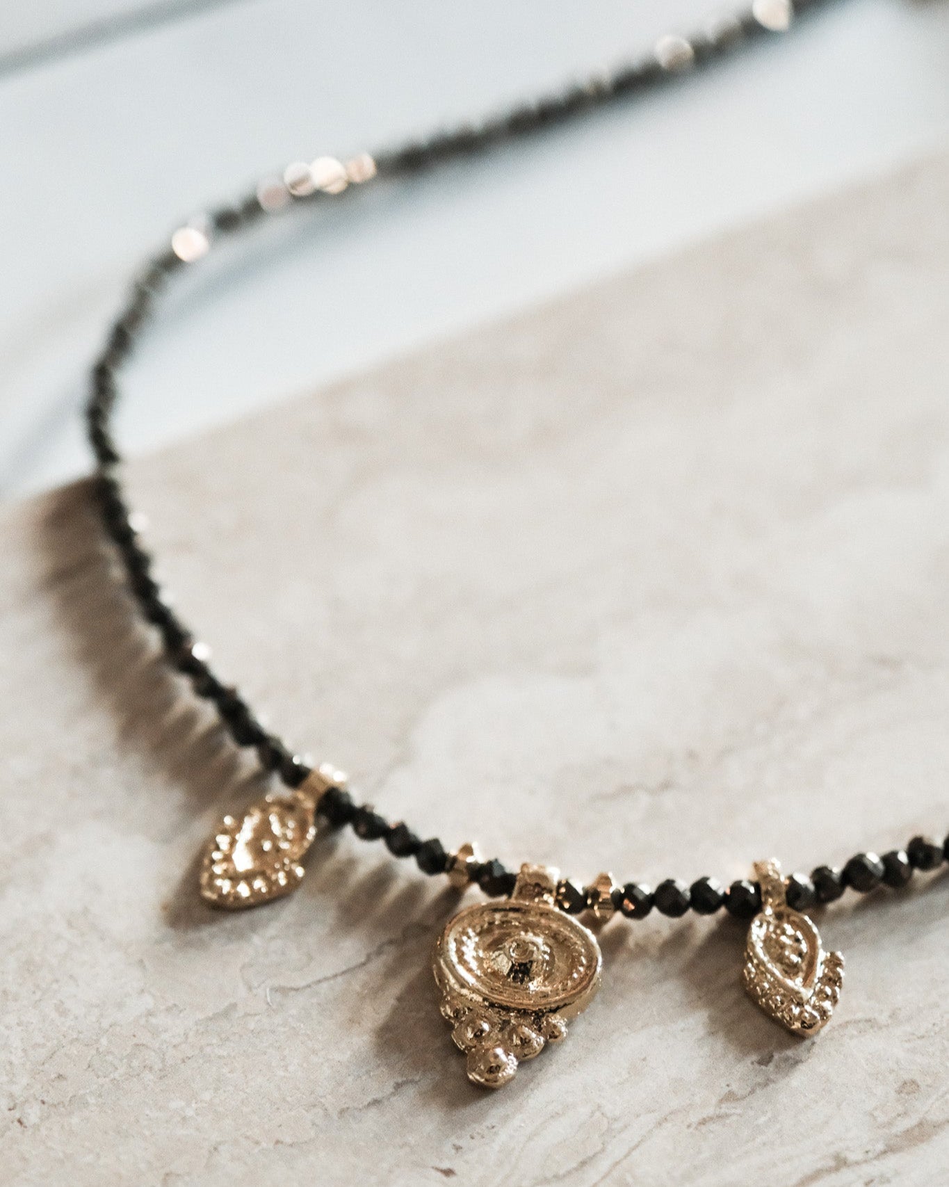 Collier avec pendentifs indiens et perles de Pyrite - Pendentifs et apprêts dorés à l’or fin 24 carats
