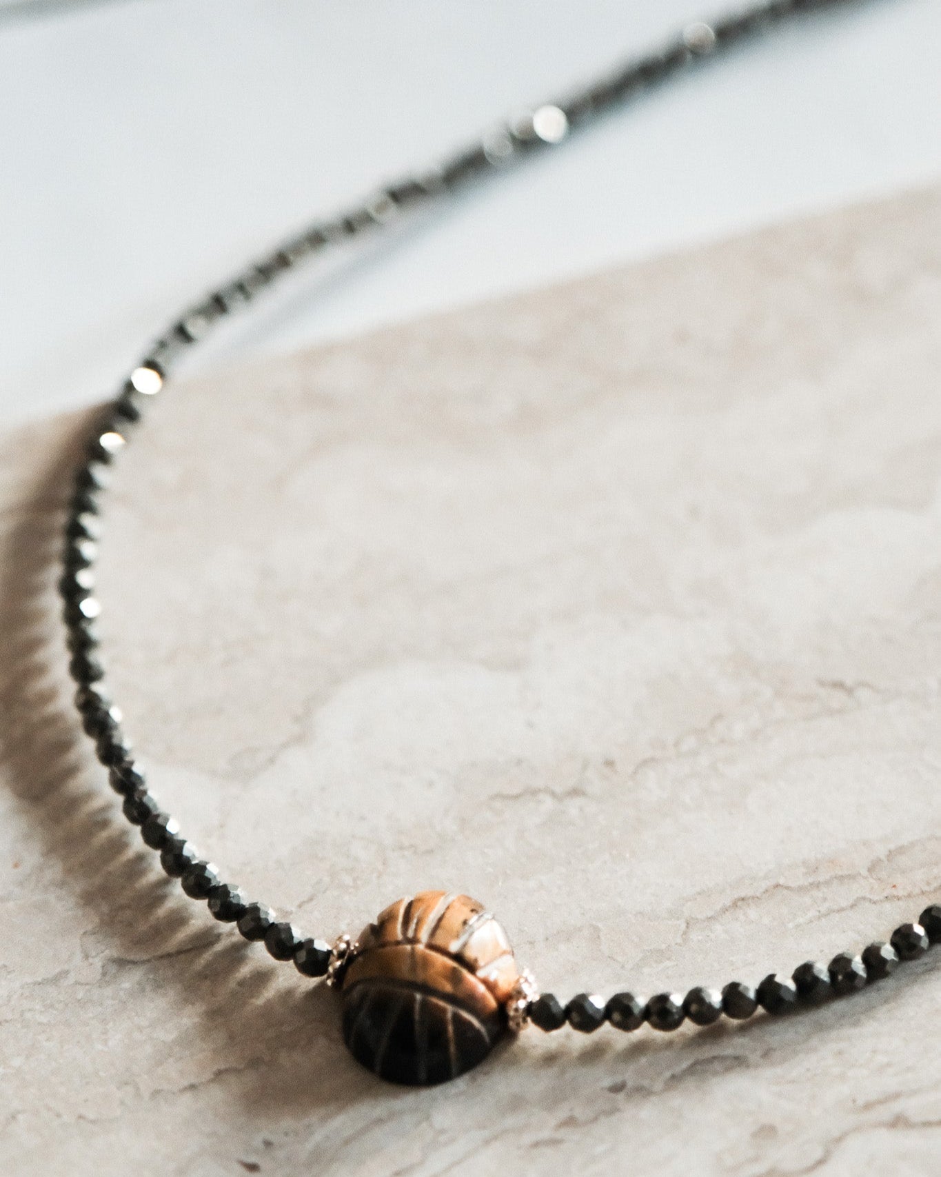 Collier scarabée pierre fine et perles de Pyrite - Apprêts dorés à l'or fin 24 carats