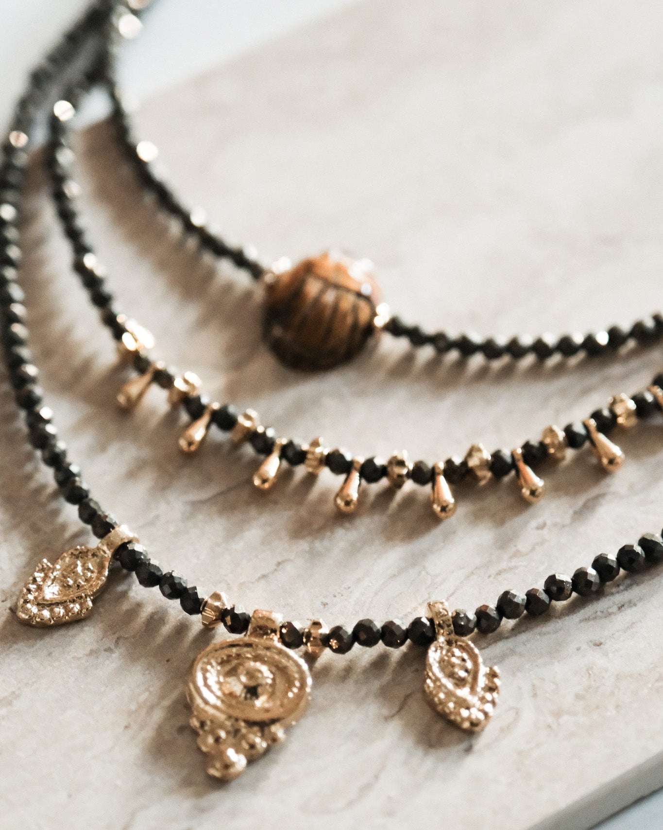 Collier multi gouttes et perles de Pyrite - Gouttes et apprêts Dorés à l'Or Fin 24 Carats