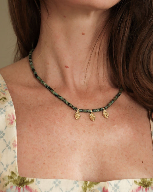 Collier en turquoise porté sur femme avec détail visuel des pendentifs de style indien