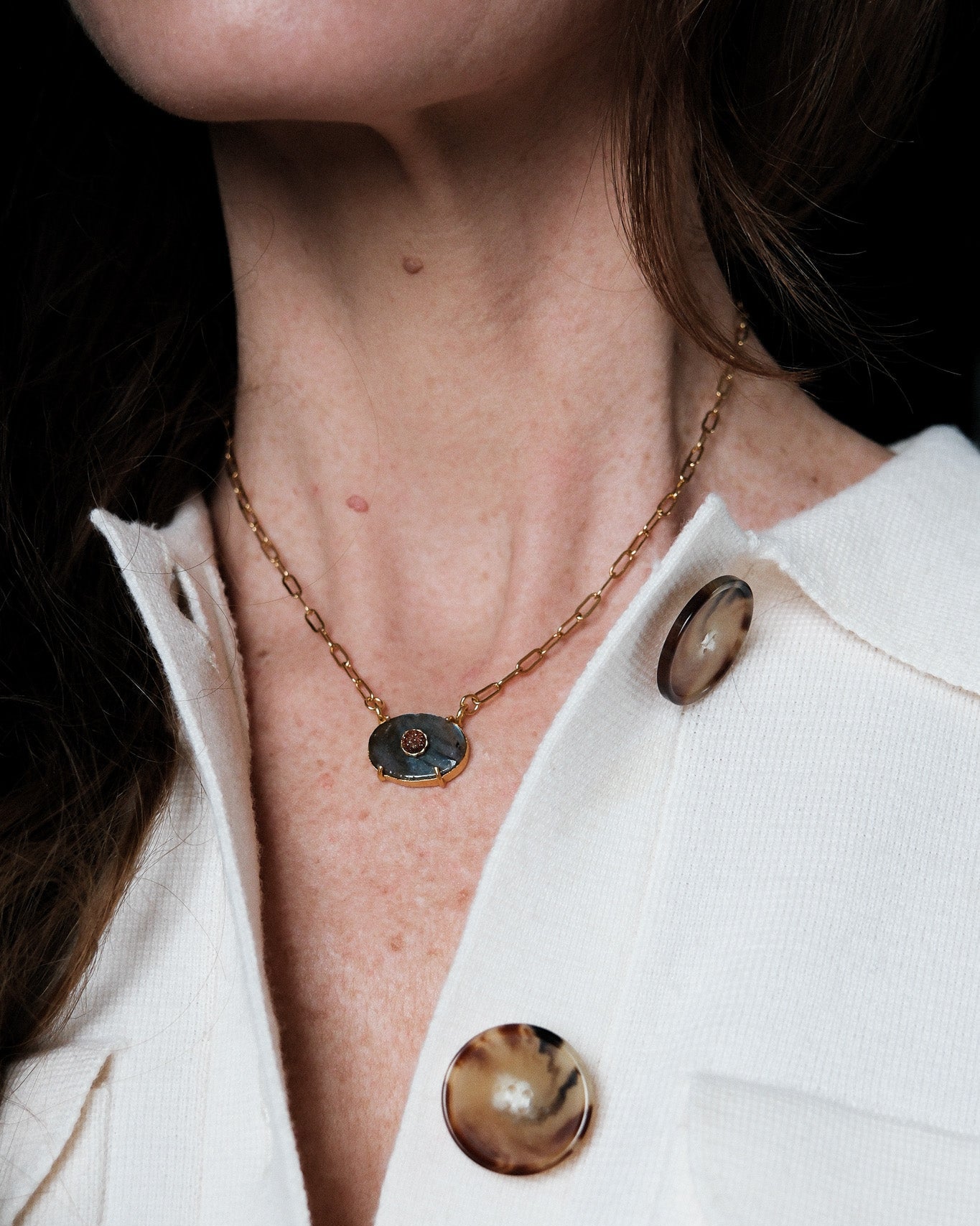 Collier œil en pierre semi précieuse sur chaine trombone dorée à l'or fin 24 carats