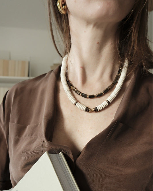 Collier magnésite porté sur peau – bijou doré à l’or fin Atelier Veda, style solaire et naturel