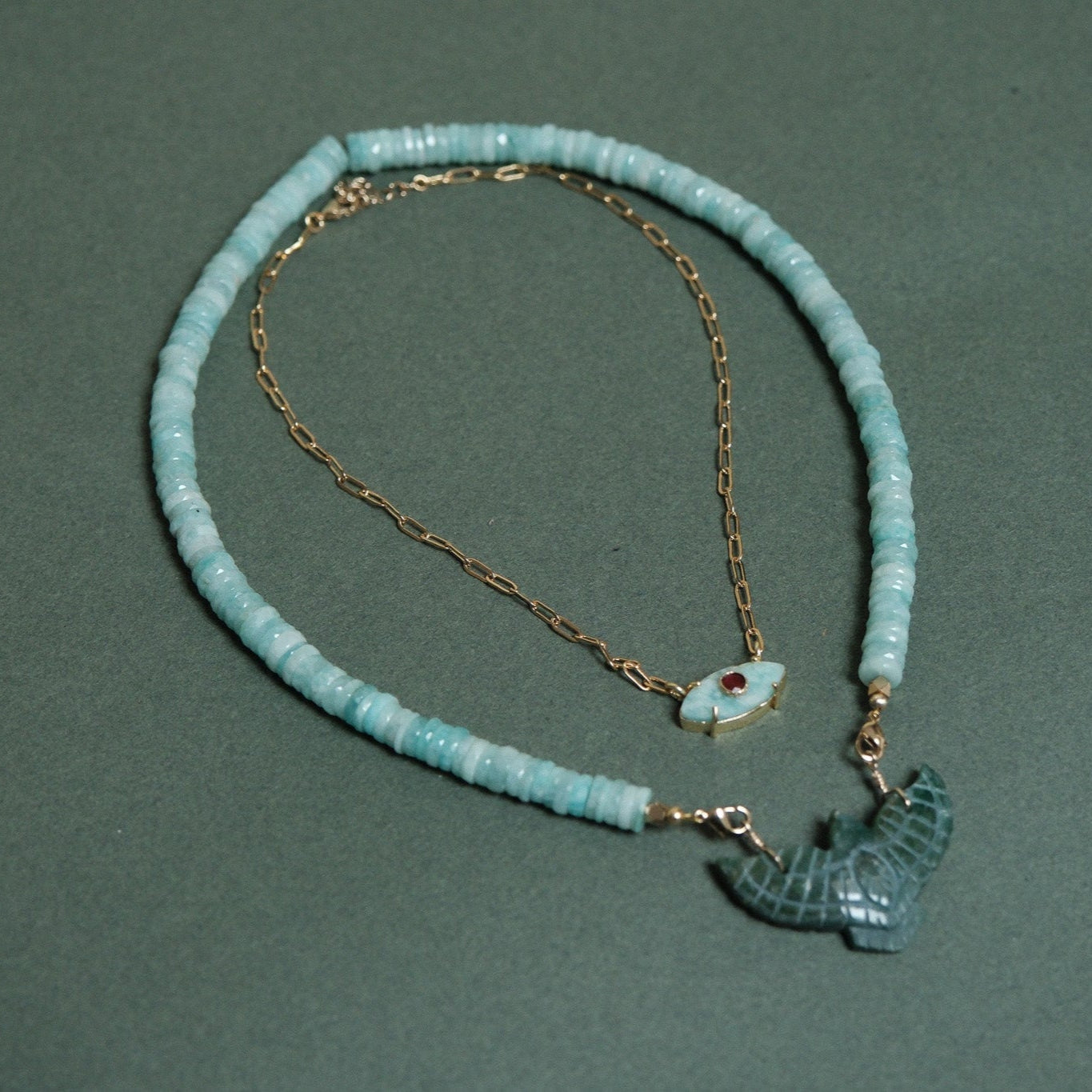 Collier œil en pierre semi précieuse sur chaine trombone dorée à l'or fin 24 carats