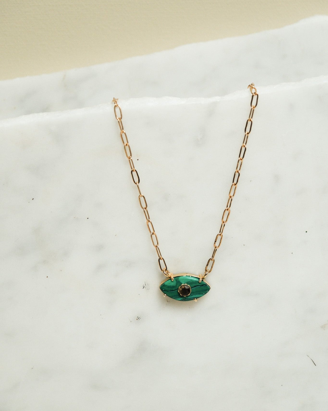Collier œil en pierre semi précieuse sur chaine trombone dorée à l'or fin 24 carats