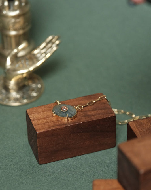 Collier œil en pierre semi précieuse sur chaine trombone dorée à l'or fin 24 carats
