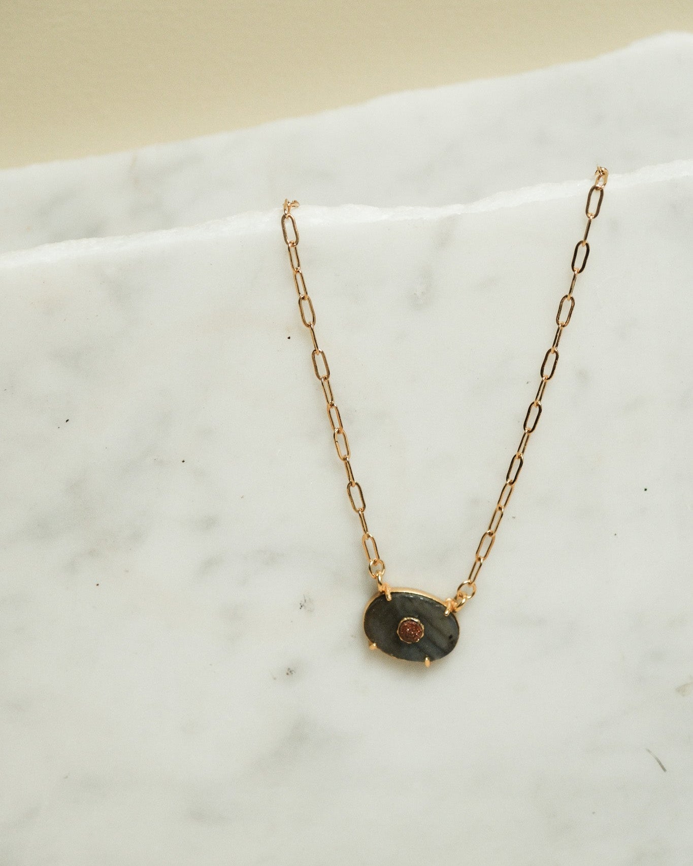 Collier œil en pierre semi précieuse sur chaine trombone dorée à l'or fin 24 carats