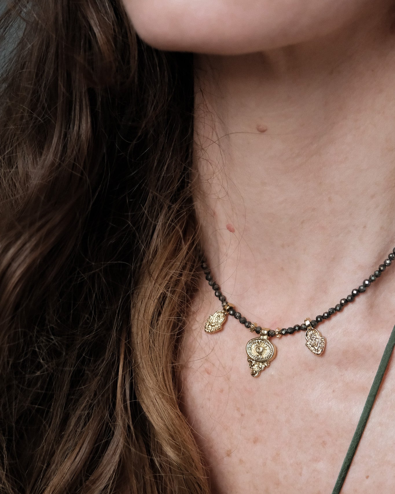 Collier Indie en perles de pyrite et pendentifs indiens - Apprêts dorés à l’or fin 24 carats