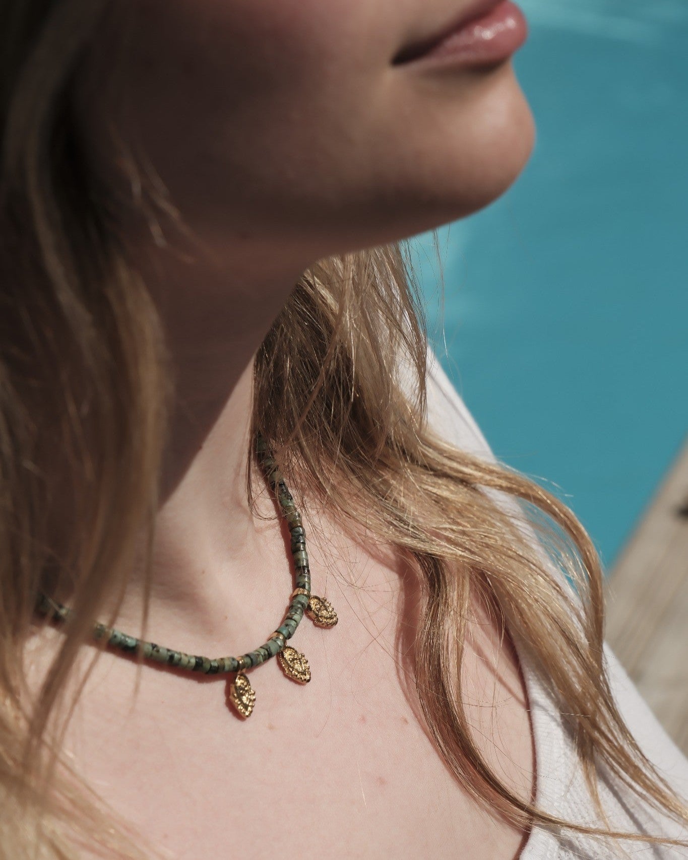 Collier en turquoise africaine avec pendentifs indiens portés