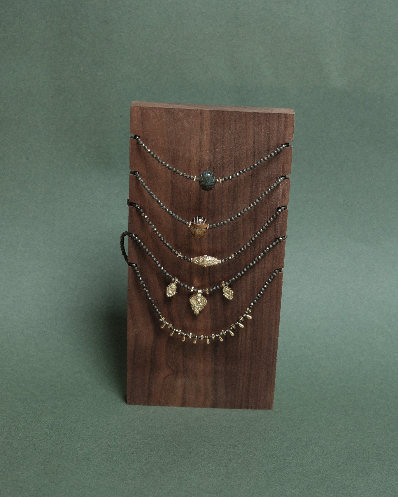 Collier Indie en perles de pyrite et pendentifs indiens - Apprêts dorés à l’or fin 24 carats